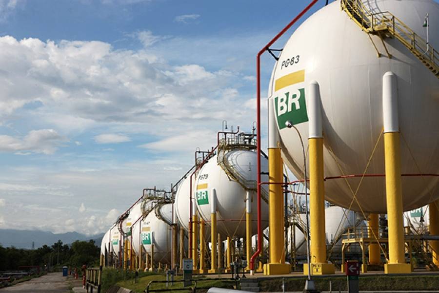 A Petrobras anunciou nesta terça-feira (30), no Rio de Janeiro, a redução de 6,2% no preço da gasolina.