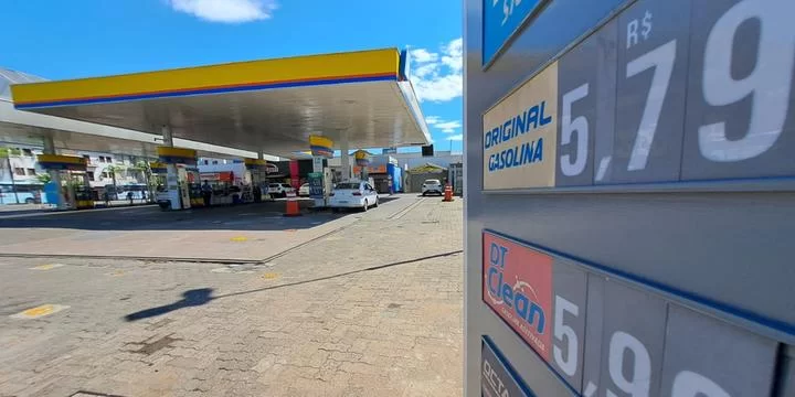 Postos de combustíveis aumentam preço da gasolina sem justificativa no