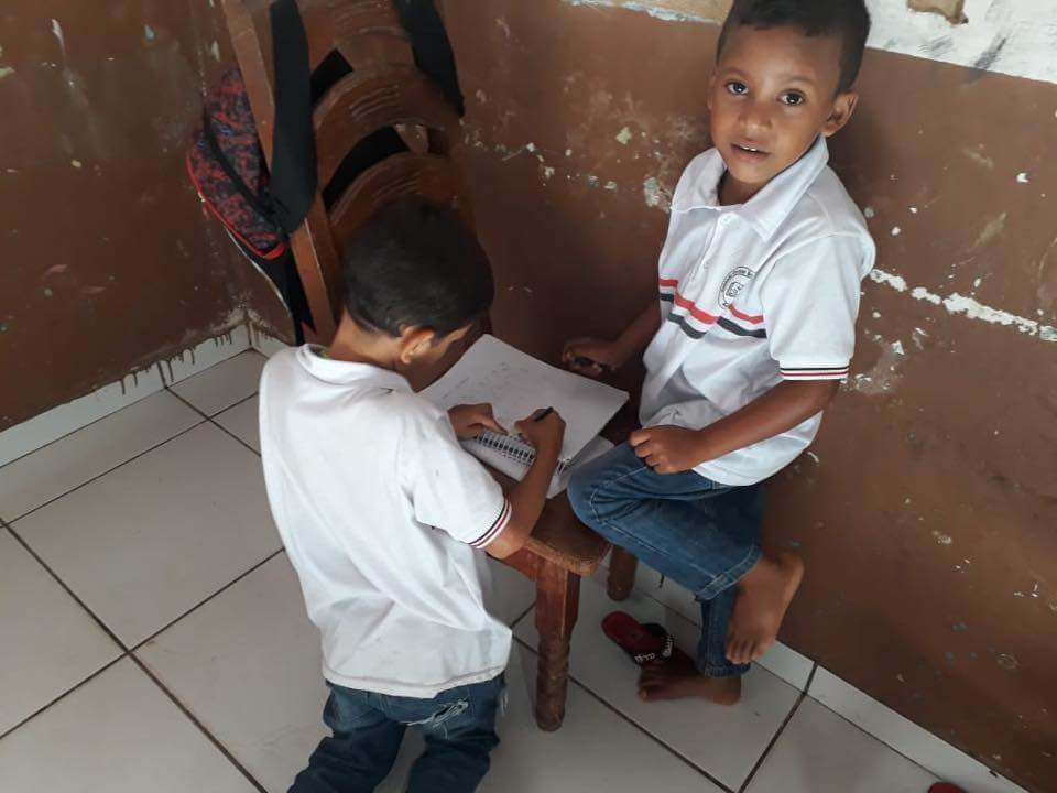 Alunos estudam de joelhos por falta de cadeiras em escola no Maranhão