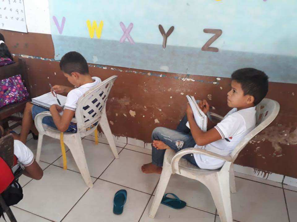 Alunos estudam de joelhos por falta de cadeiras em escola no Maranhão