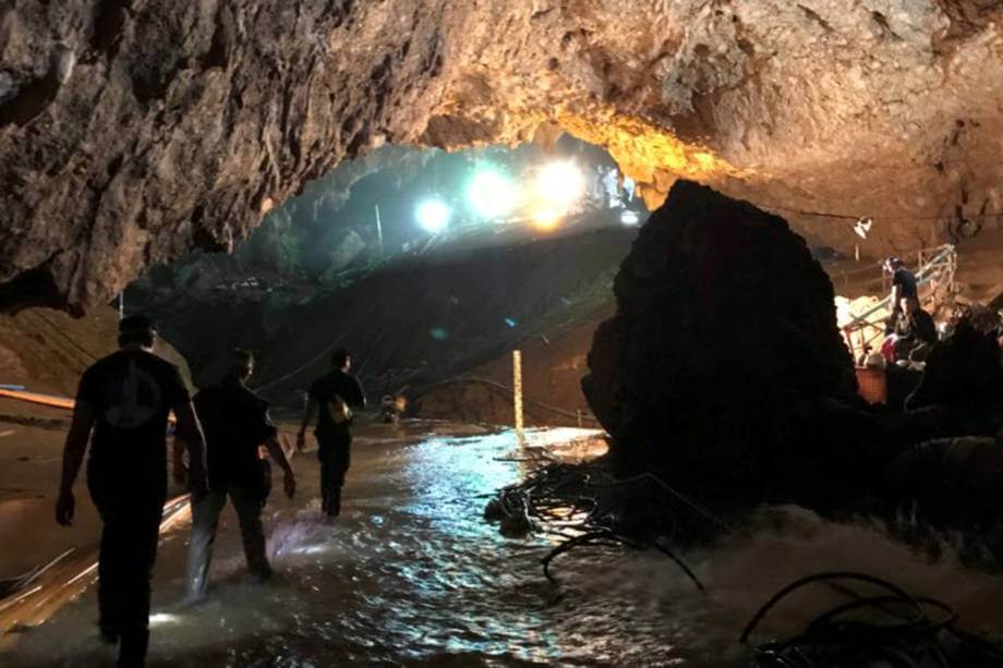Após 18 dias,  12 garotos e treinador presos em caverna são resgatados na Tailândia