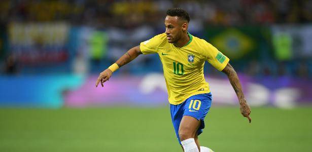 Neymar tentando fazer jogada individual no jogo contra a Bélgica