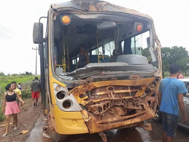 Acidente com dois ônibus escolares deixa 25 crianças feridas no Maranhão