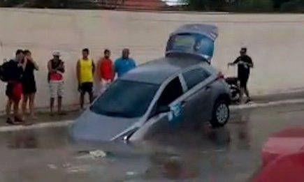 Buraco engole carro na capital São Luís (MA)