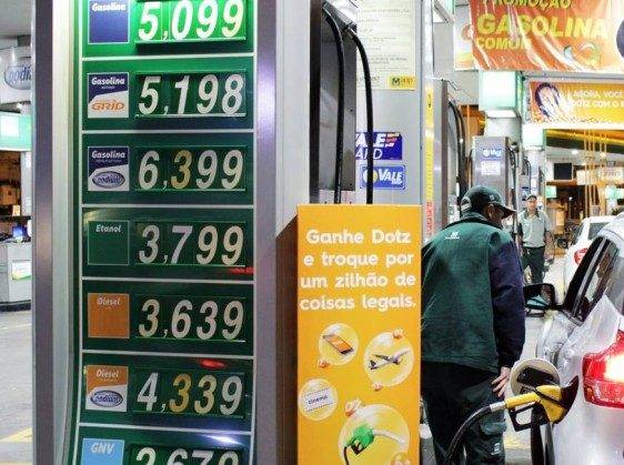 Petrobras sobe preço da gasolina nas refinarias e valor atinge recorde