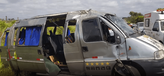 Acidente envolvendo van e caminhão deixa 8 feridos no Maranhão