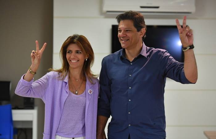 Acompanhado da esposa Haddad vota em São Paulo