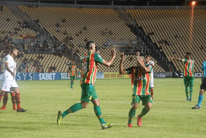 Sampaio Corrêa derrota Figueirense e respira na Série B