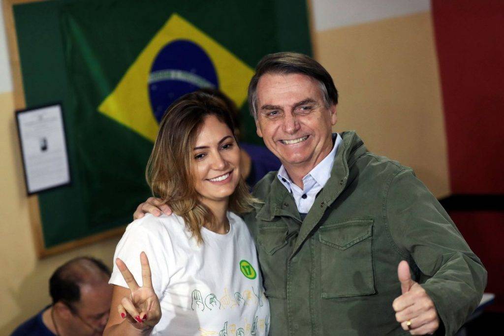 Acompanhado de agentes da PF e da mulher, Bolsonaro vota no Rio