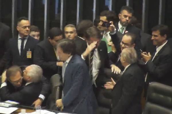 Bolsonaro bate continência ao cumprimentar Sarney