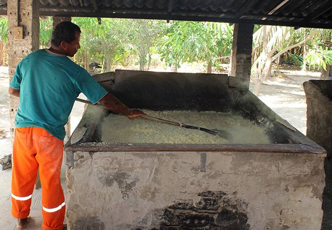 Produção artesanal de farinha vira roteiro turístico no Maranhão