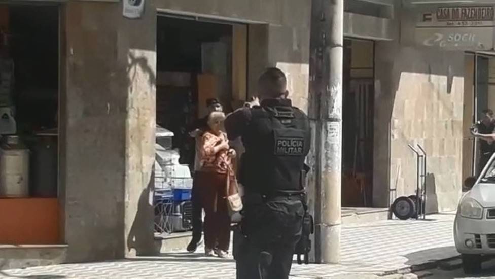 Bolsonaro elogia atuação de policiais que resgataram idosa feita refém no Rio de Janeiro