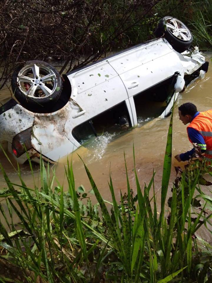 Passageiro morre após veículo perder o controle e cair dentro de riacho