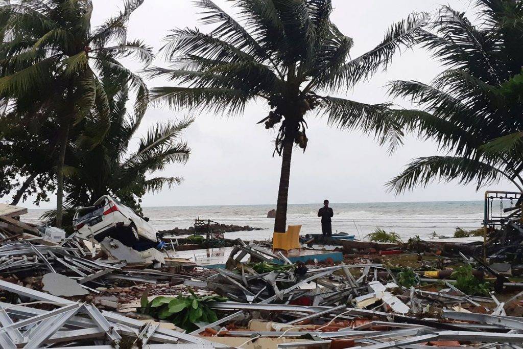 Tsunami atinge a Indonésia e deixa pelo menos 222 mortos