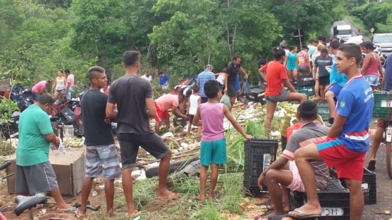 Condutor de carreta morre preso nas ferragens e população saqueia carga em Caxias (MA)