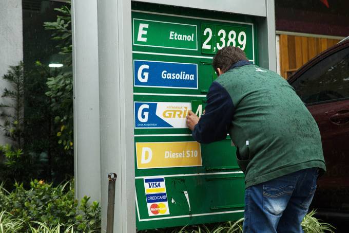 Petrobras reduz preço da gasolina ao menor valor em 14 meses