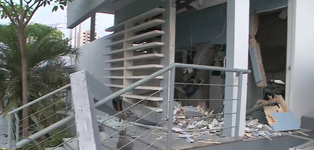 Bandidos explodem caixas eletrônicos em área nobre de São Luís