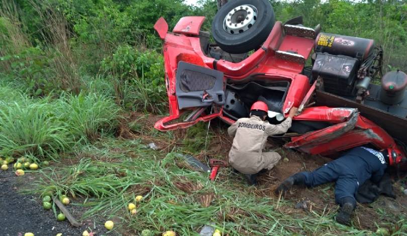 Caminhoneiro morre após caminhão capotar na BR-316, em Caxias