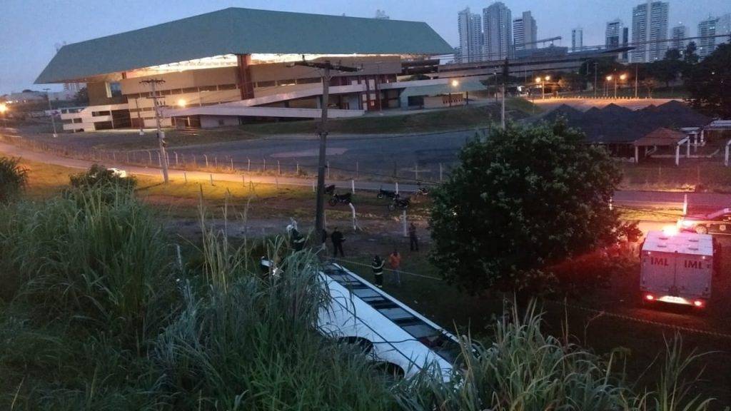 Ônibus que saiu do Maranhão destino à SP cai de viaduto e deixa 40 feridos e dois mortos em Goiânia (GO)