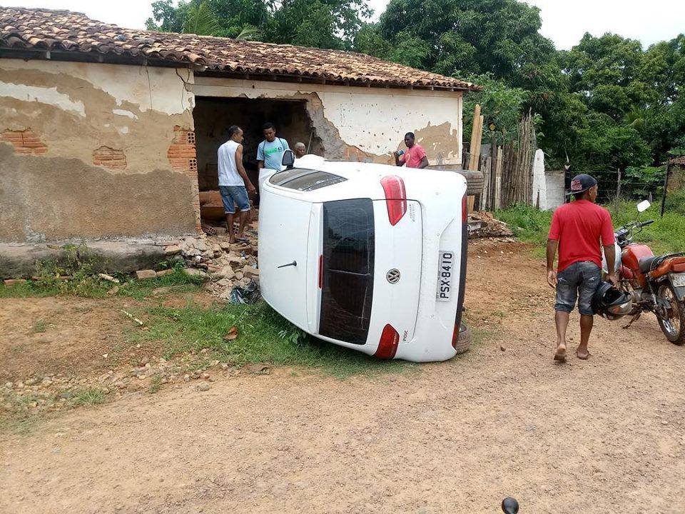 Carro invade residência e motorista foge do local em Codó (MA)