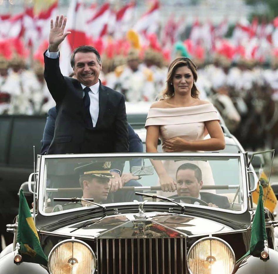 Bolsonaro assina termo de posse e é oficialmente presidente do Brasil