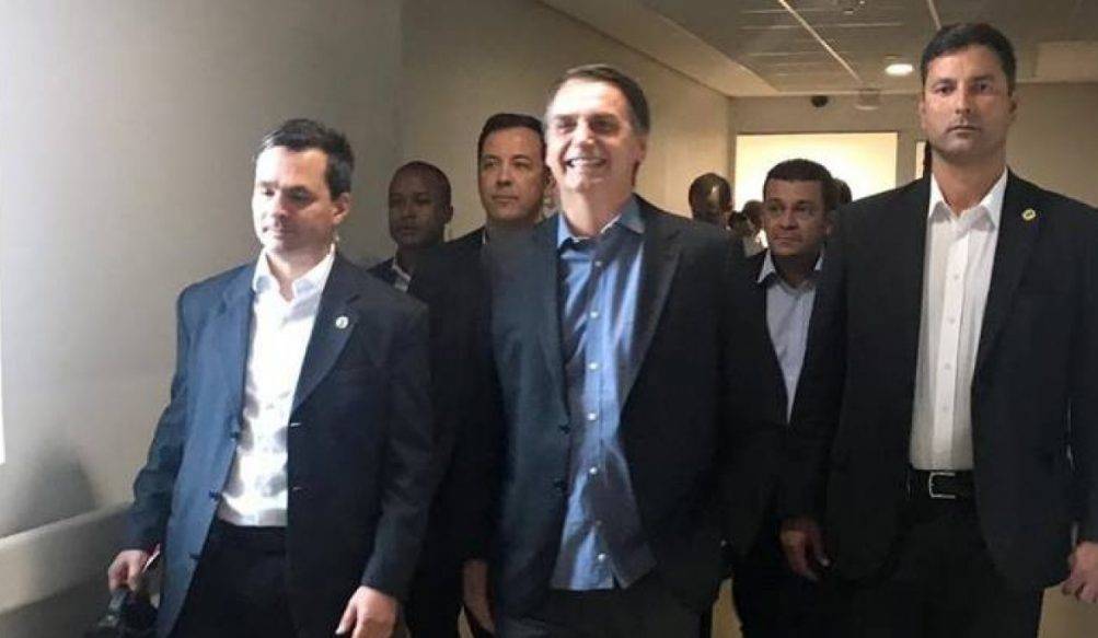 Bolsonaro tem alta e deixa hospital com destino a Brasília