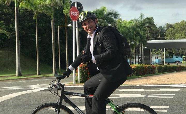 Deputado maranhense vai de bicicleta para a primeira sessão na Assembleia Legislativa