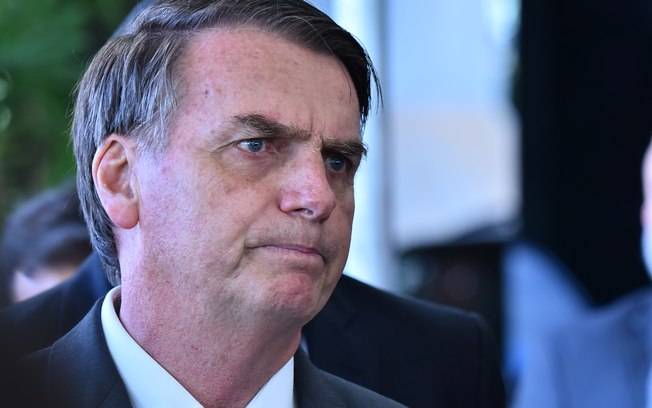 Bolsonaro demite presidente da EMBRATUR após ela contratar jantar por R$ 290 mil