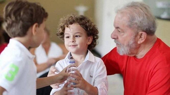 Juíza dá autorização a Lula para ir ao velório do neto de 7 anos