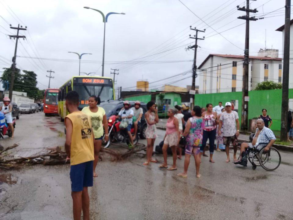 Moradores interditam avenida em São Luís após sofrerem prejuízos com a chuva