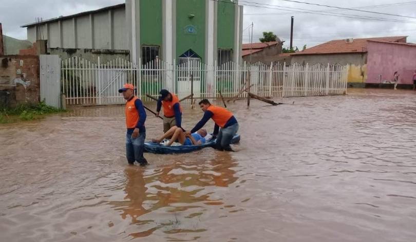 Famílias atingidas pelas chuvas em Imperatriz recebem assistência