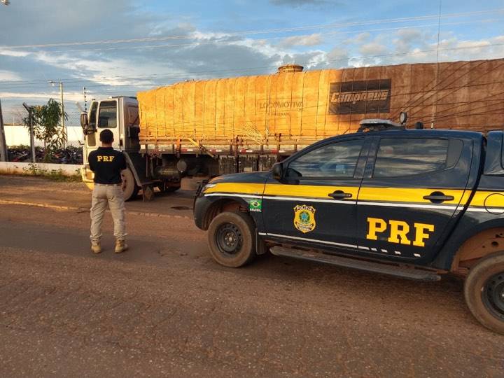 PRF apreende caminhão carregado de madeira que estava abandonado às margens da BR-010