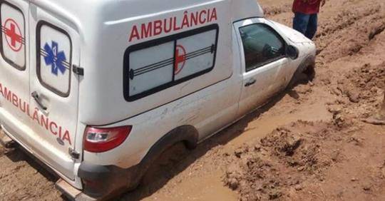 Ambulância atola e mulher perde gêmeos no interior do Maranhão