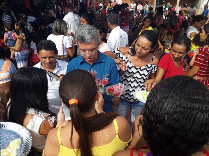 Ex-prefeito Zé Aldo entrega rosas e prêmios no Dia das Mães em São João do Paraíso