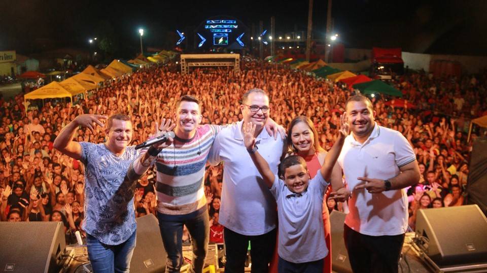 Show com Jonas Esticado reúne multidão no aniversário de Carutapera