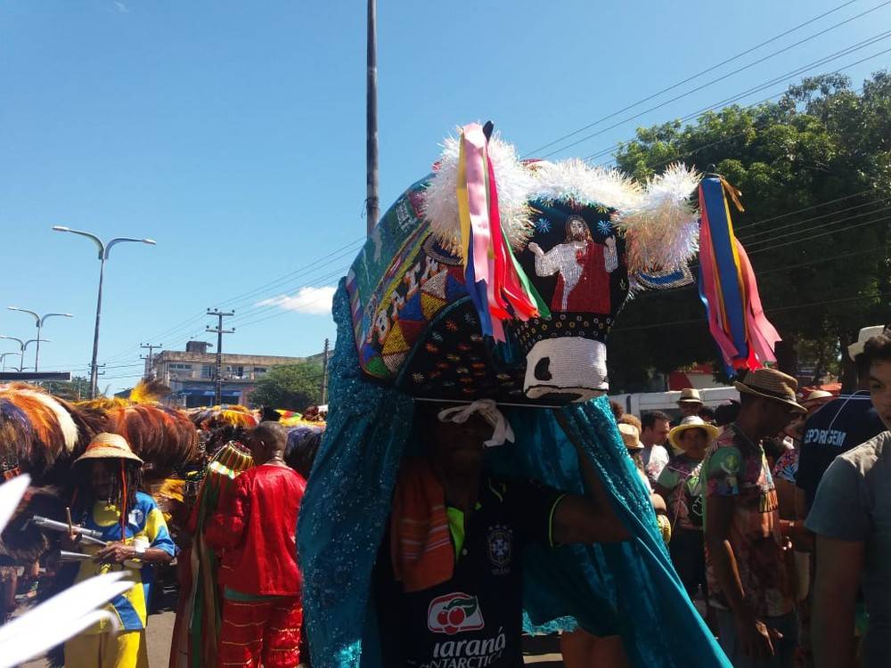 Acompanhados por multidão, grupos de bumba-meu-boi fazem desfile em homenagem a São Marçal