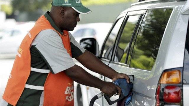 Bolsonaro anuncia redução no preço da gasolina nas refinarias