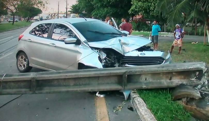 Carros se chocam, e dois postes caem em avenida de São Luís