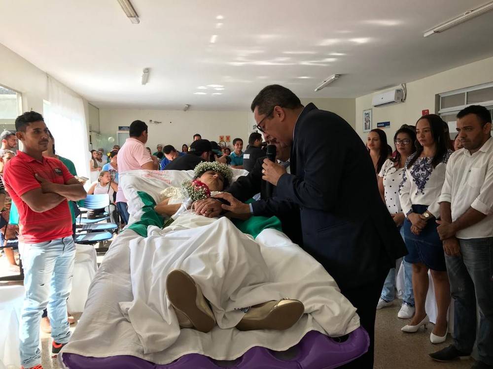 Mulher tetraplégica realiza sonho e se casa em hospital no Maranhão