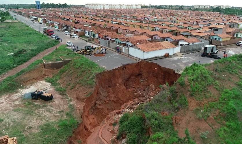 Cratera ameaça engolir casas no Residencial Ribeira em São Luís