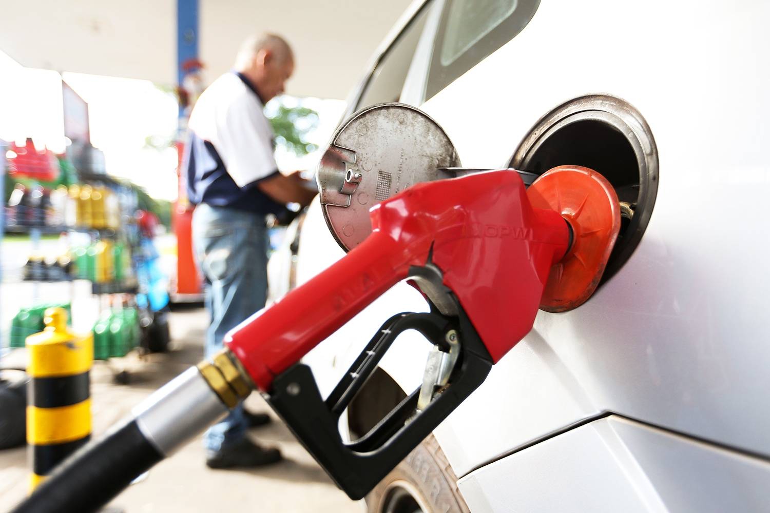 Preço da gasolina e do diesel cai R$ 0,13 nas refinarias neste sábado