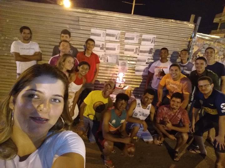 População faz bolo para o prefeito para comemorar obra parada em João Lisboa