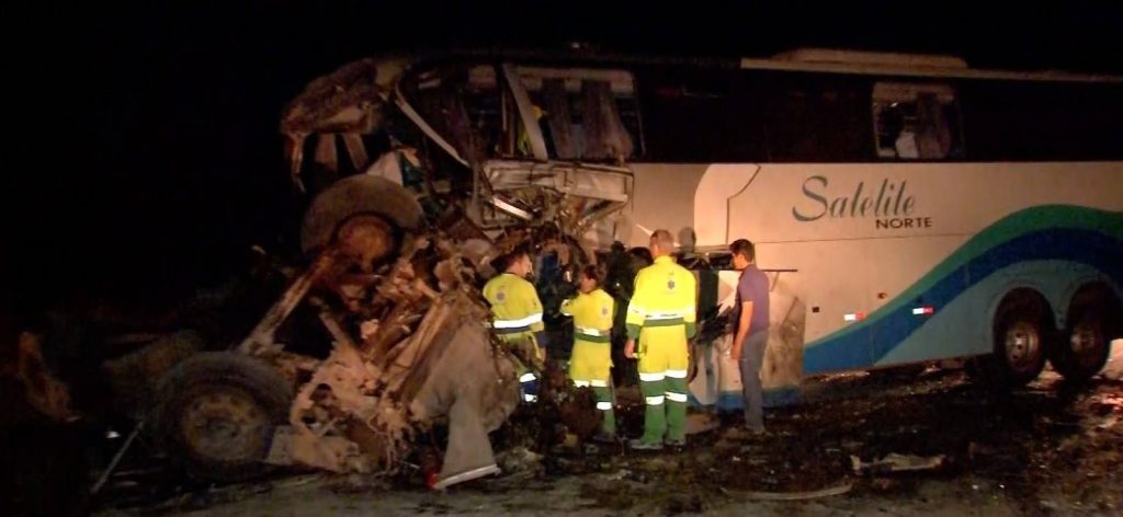 Acidente entre carreta e ônibus mata quatro pessoas e deixa 30 feridos em MT