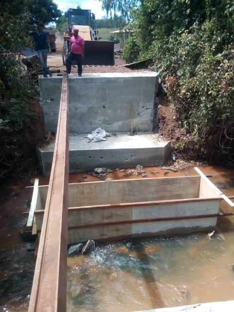 Prefeitura de São João do Paraíso inicia construção de ponte de concreto na zona rural