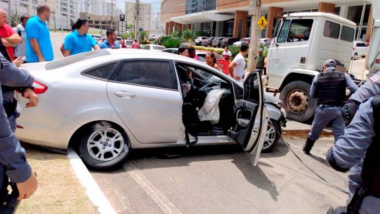 Após passar mal motorista perde controle e colide veículo contra poste em São Luís