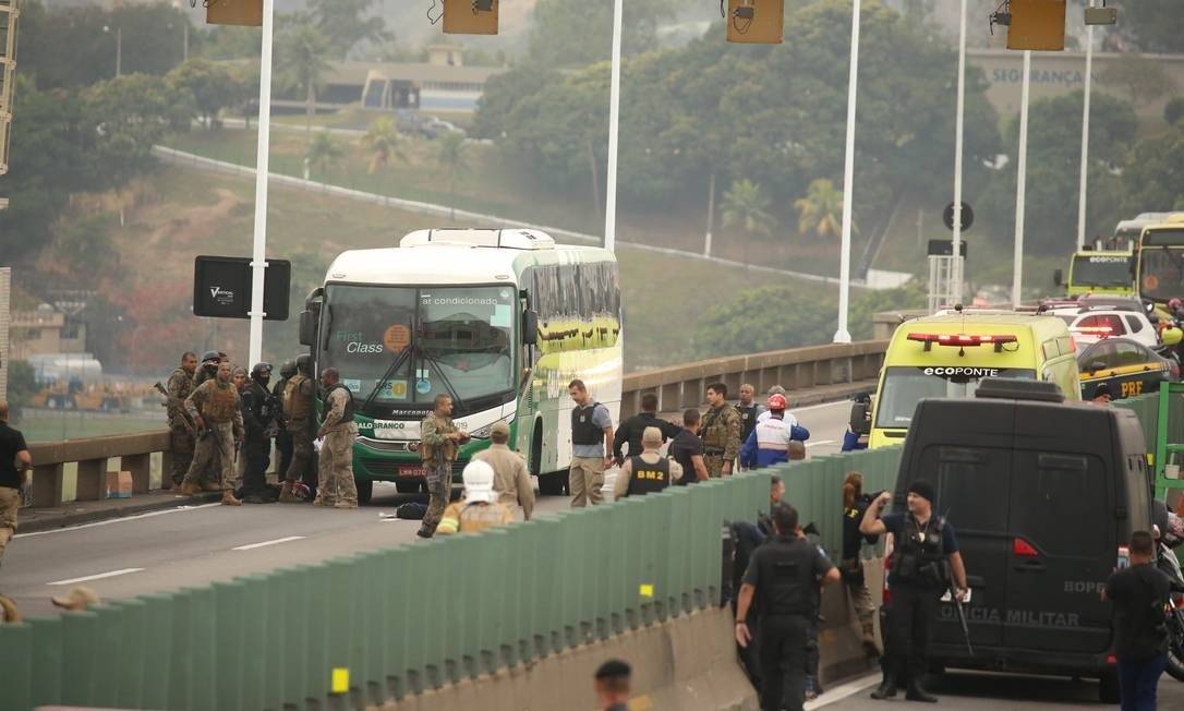 Homem faz reféns em ônibus no Rio de Janeiro e é morto por snipers