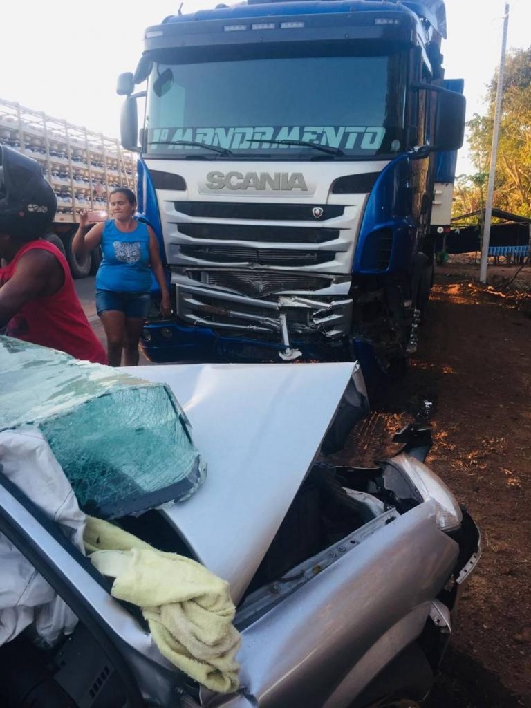 Após desviar de buraco carreta bate em carro e mata uma pessoa no Maranhão