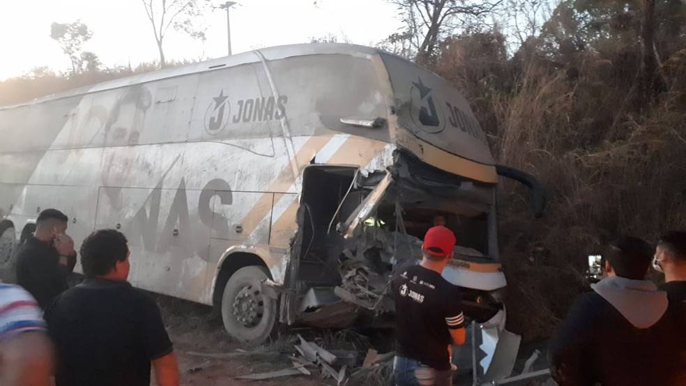 Ônibus do cantor Jonas Esticado se envolve em acidente no Maranhão