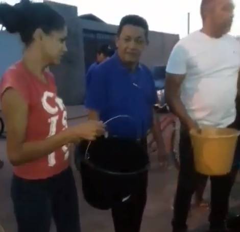 Políticos do Maranhão faz doações de baldes para eleitores enfrentar a falta d’água