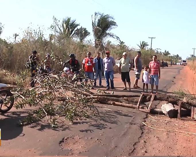 Manifestantes bloqueiam a MA-026 em Codó devido as péssimas condições da rodovia